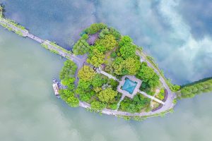 Menghadap Pulau